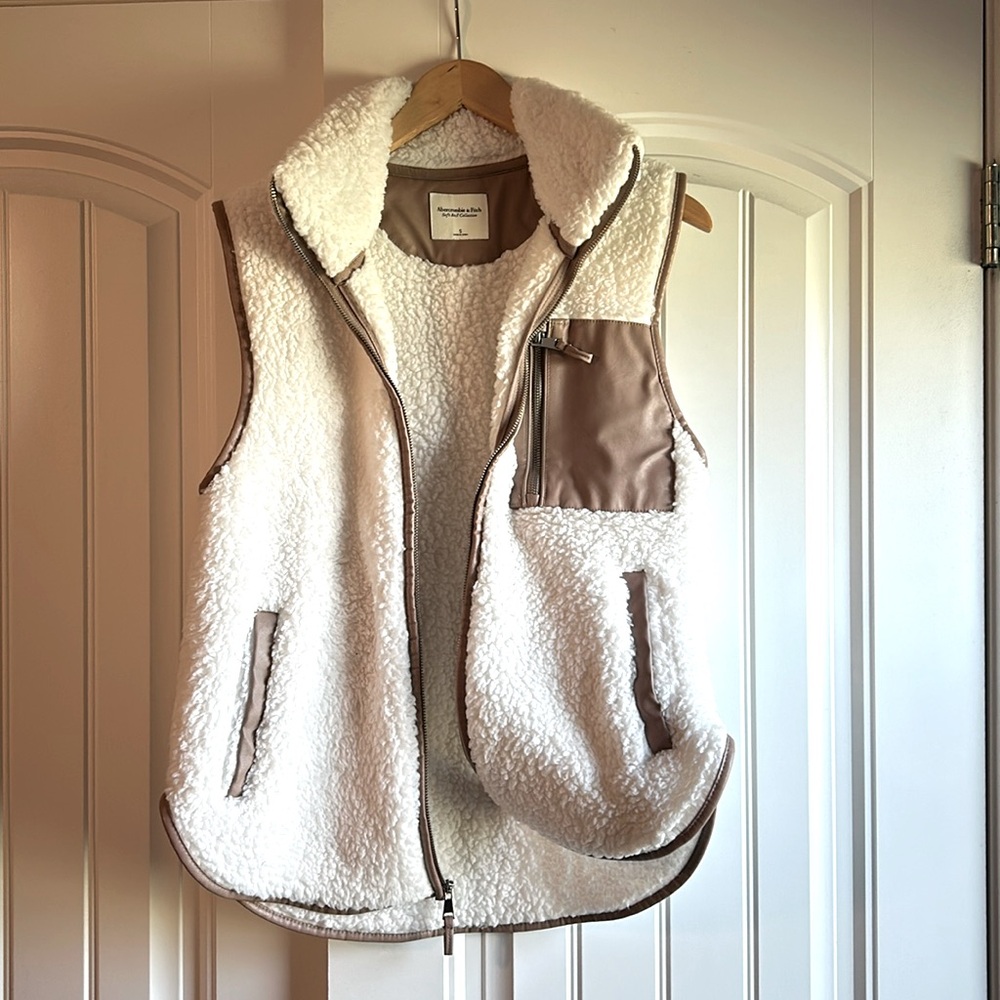 A&F Abercrombie sleeveless fleece sherpa faux leather detail vest size small S